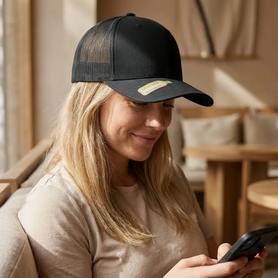 FLEXFIT 6606TR - Casquette style trucker en polyester recyclé
